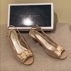 Ladies Karen Scott 8.5 beige and pink pumps.